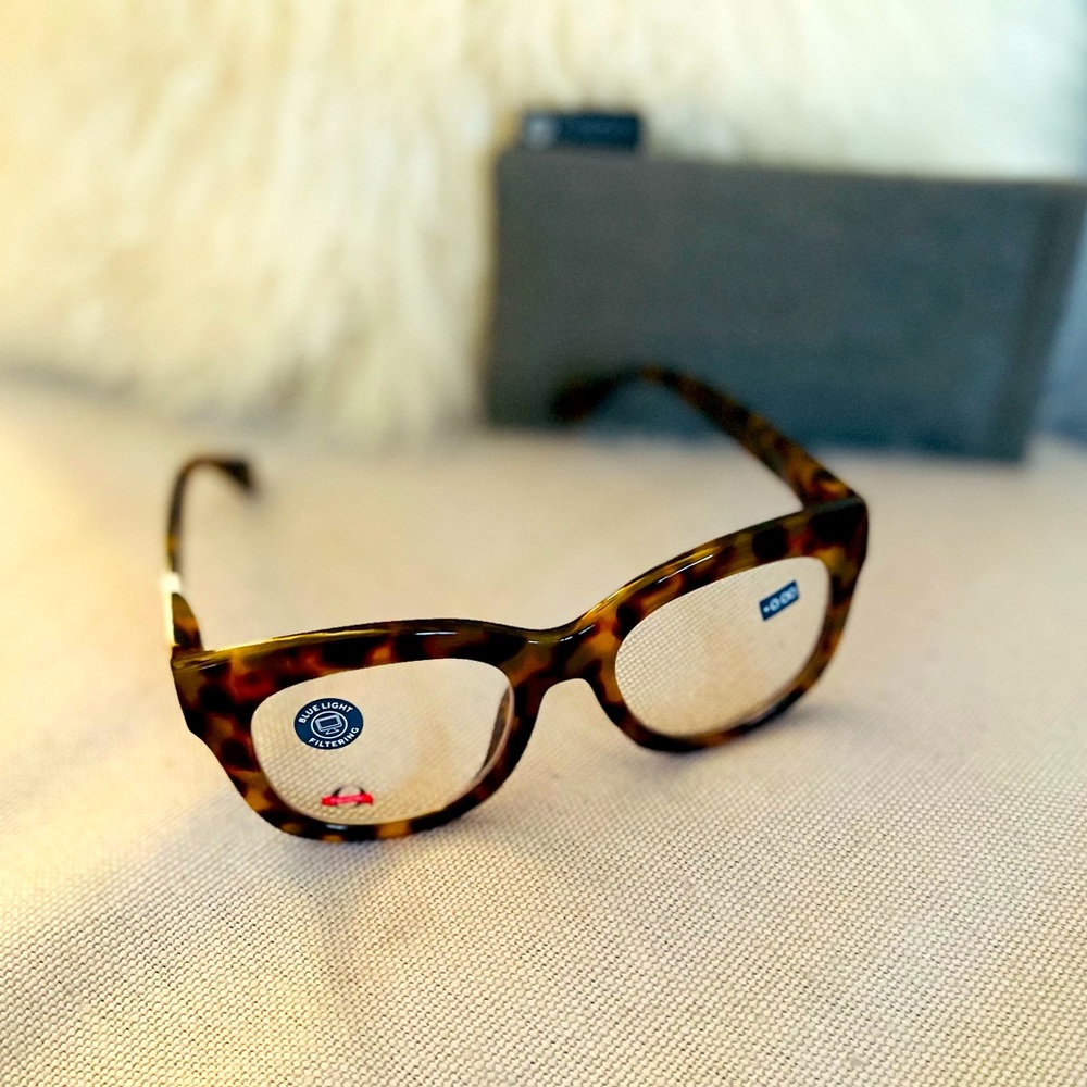 Peepers tortoise eyeglass frame w/ clear lens and zero prescription. NWT, case.